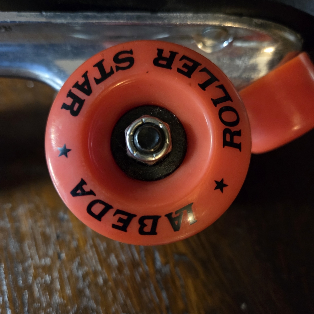 Classic White Roller Skates with Red Wheels - Picture 14 of 16